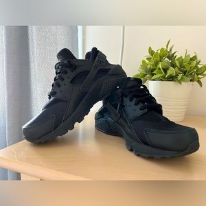 Nike Air Huarache running shoes black